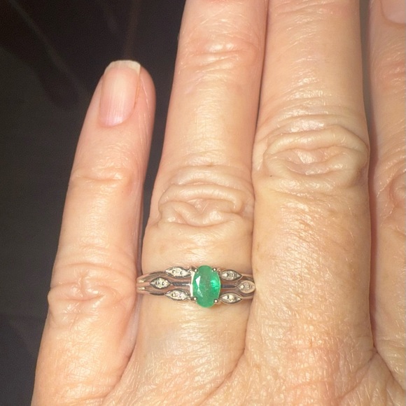 Emerald, oval-cut, set in 10 k white gold with 6 Diamond accents - Picture 12 of 12